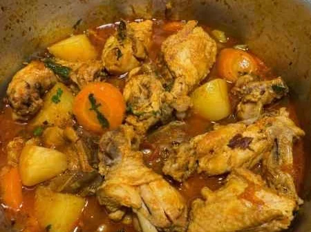 Frango cozido com batata e cenoura