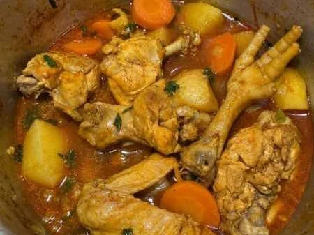 Frango cozido com batata e cenoura — receita caseira e fácil