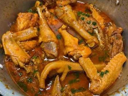 Frango dourado ao molho caseiro para o almoço