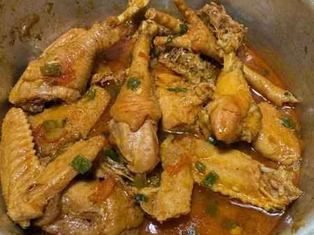 Frango Dourado com Molho Caseiro