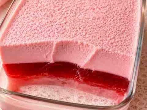 Gelatina Cremosa de Morango com Duas Camadas