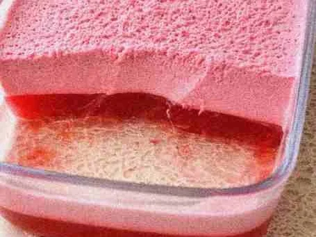 Gelatina Cremosa de Morango em Duas Camadas