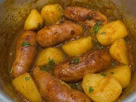 Linguiça toscana ao molho com batatas