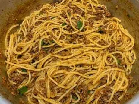 Macarrão com carne moída caseiro