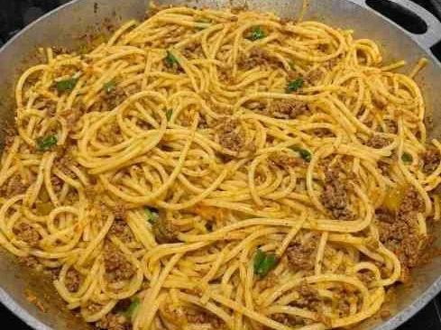 Macarrão com carne moída e molho caseiro