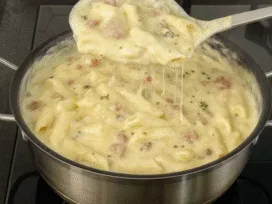 Macarrão com Creme de Batata, Bacon e Mussarela (na panela)