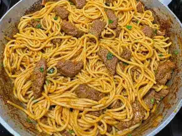 Macarrão com iscas de carne