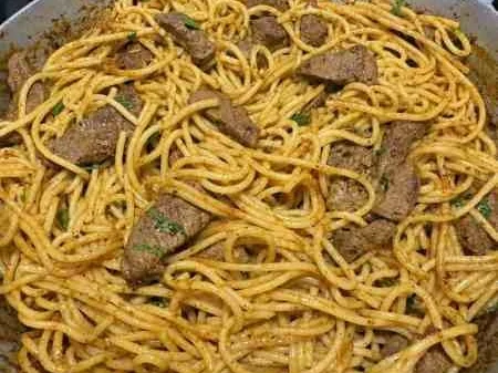 Macarrão com iscas de carne