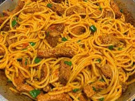 Macarrão com iscas de carne