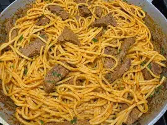 Macarrão com iscas de carne fácil