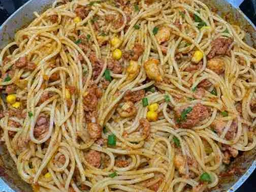 Macarrão com linguiça toscana e molho caseiro