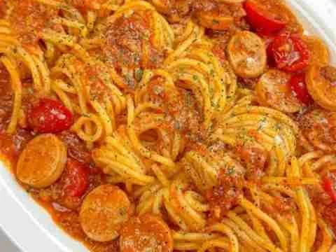Macarrão com molho branco cremoso e bacon