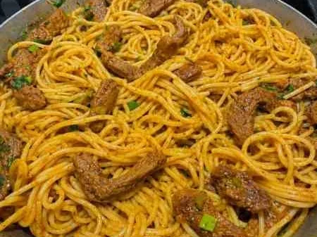 Macarrão com tirinhas de carne