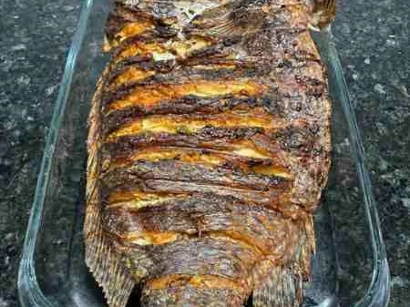 Peixe assado com cebola, tomate e pimentão