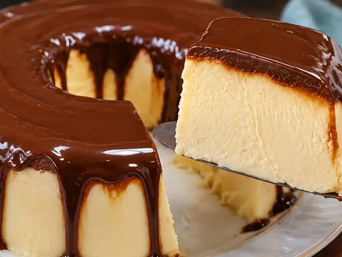 Pudim de Sorvete com Calda de Chocolate