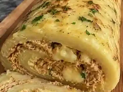 Rocambole de Batata Recheado com Frango e Muçarela
