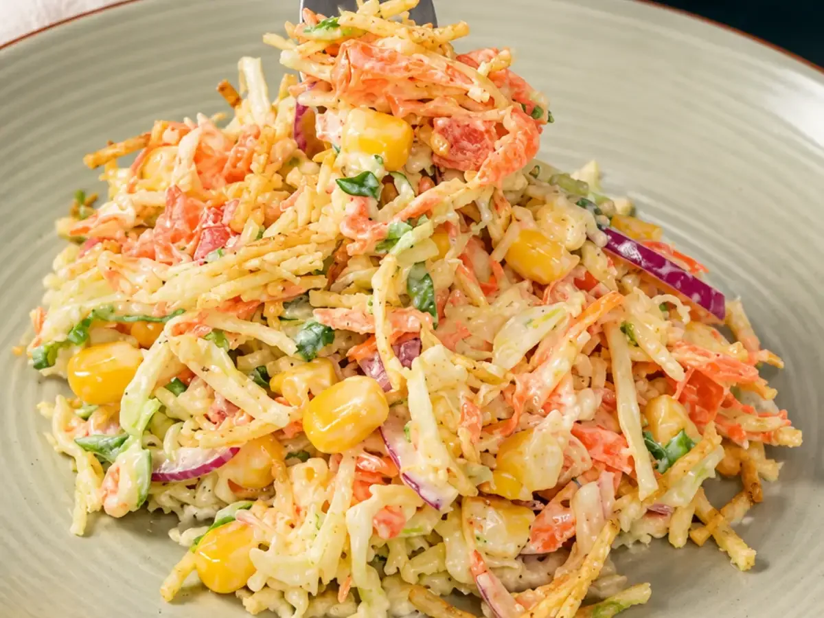 Salada Cremosa de Repolho com Batata Palha