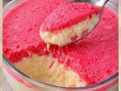 Sobremesa de Leite Condensado com Gelatina de Morango (3 camadas)