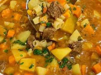 Sopa de Carne com Legumes e Macarrão