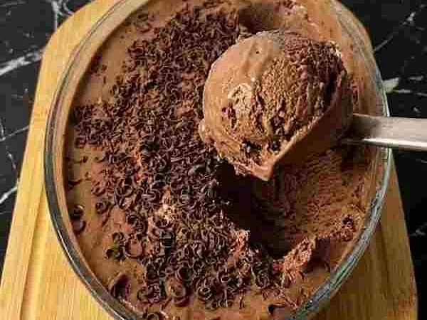 Sorvete Cremoso de Chocolate com Leite Ninho