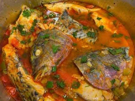 Tilápia cozida com cebola, tomate e pimentão