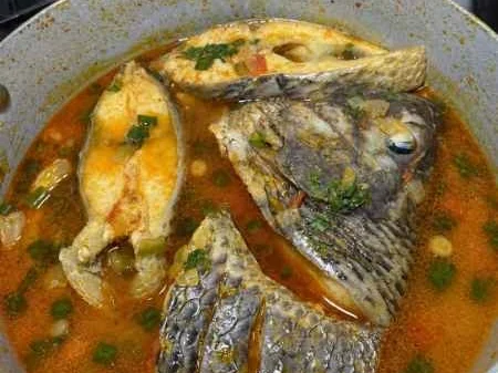 Tilápia cozida com leite de coco e legumes