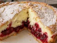 Torta de Iogurte Grego com Cereja e Cobertura de Massa Ralada