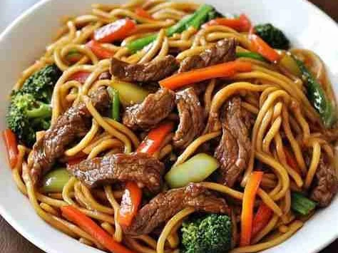 Yakisoba de Carne com Legumes